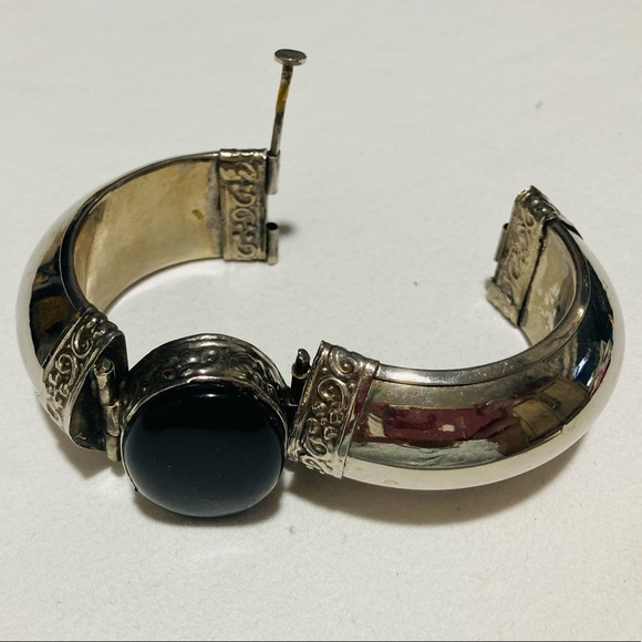 LARGE THICK SILVER & LARGE ONYX BANGLE WITH OPENING CLAP - Picture 4 of 4